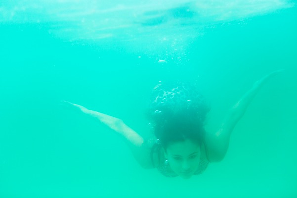 포토 JPG 주간 외국인 해외기획촬영 여자 수영복 바다 2013년태국 여행 휴가 휴식 한명 사람 동양인 상반신 20대 성인 야외 앞모습 물 여름 여름휴가 바캉스 비키니 수중 수영 잠수 청년만 청년여자만 청년여자한명만 성인여자한명만 수중사진 국내포토 자연요소 1 옷 계절 뷰포인트 컨셉 인종 청년 수상스포츠 여자만 여자한명만 성인여자만 성인만 파일형식 여름_계절