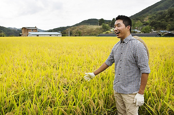포토 JPG 주간 직업 건축물 계절 남자 장갑 백그라운드 농업 자연 산 한명 서기 웃음 들기 사람 동양인 풍경 상반신 성인 야외 건물 30대 농작물 청춘 가을풍경 농사 한국인 수확 벼 가을 농부 충청남도 충청도 벼농사 벼이삭 성인남자한명만 장년만 장년남자만 장년남자한명만 소상공인 국내포토 모자관계 자연요소 1 잡화 건축 산업 아들 컨셉 가족 모션 엄마 곡류 한국 표정 인종 장년 경제 상인 생태계 이삭 남자만 남자한명만 성인남자만 성인만 파일형식 가을_계절