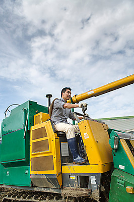 포토 JPG 주간 전신 직업 모자 계절 남자 자연 하늘 한명 사람 앉기 동양인 풍경 성인 야외 가을풍경 운전 한국인 가을 농부 충청남도 농기구 충청도 콤바인 소상공인 국내포토 자연요소 1 잡화 농업 모션 한국 인종 경제 상인 생태계 파일형식 가을_계절