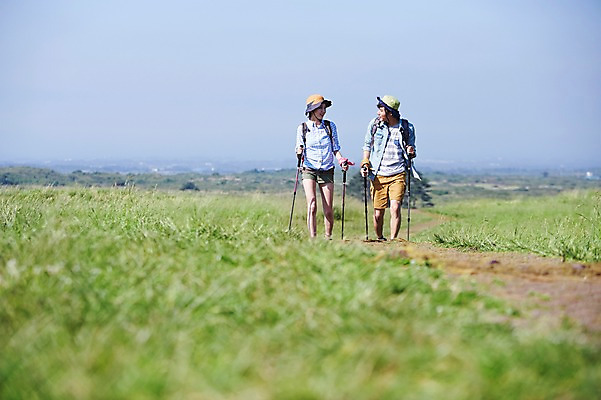 포토 JPG 주간 라이프스타일 커플 여자 남자 길 여유 커플라이프 가방 배낭 지팡이 레저 한국 서기 미소 웃음 들기 사람 동양인 잔디 상반신 20대 성인 야외 두명 앞모습 아웃포커스 레포츠 운동 제주도 마주보기 걷기 등산 트래킹 한국인 막대기 즐거움 상쾌 청년만 성인만 국내포토 자연요소 식물 잡화 감정 아시아 뷰포인트 관계 모션 촬영기법 표정 건강 인종 청년 생활 파일형식