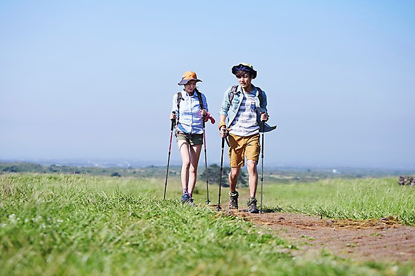 포토 JPG 주간 전신 라이프스타일 커플 여자 남자 길 여유 커플라이프 가방 배낭 지팡이 레저 한국 서기 미소 웃음 들기 사람 동양인 잔디 20대 성인 야외 두명 앞모습 아웃포커스 레포츠 운동 제주도 걷기 등산 트래킹 한국인 막대기 즐거움 상쾌 청년만 성인만 국내포토 자연요소 식물 잡화 감정 아시아 뷰포인트 관계 모션 촬영기법 표정 건강 인종 청년 생활 파일형식