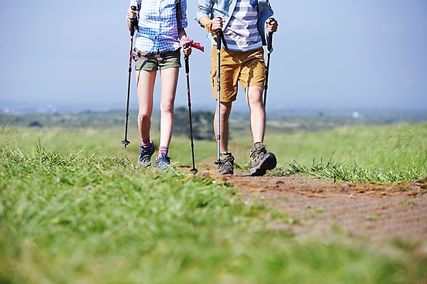 포토 JPG 주간 라이프스타일 커플 여자 남자 길 여유 커플라이프 지팡이 레저 한국 들기 사람 동양인 잔디 20대 성인 야외 두명 아웃포커스 레포츠 운동 제주도 걷기 등산 트래킹 한국인 하반신 다리 막대기 즐거움 상쾌 청년만 성인만 국내포토 자연요소 식물 감정 아시아 관계 모션 촬영기법 건강 인종 청년 생활 신체부위 파일형식