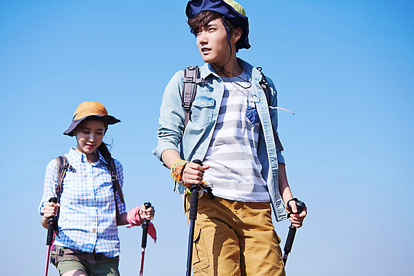 포토 JPG 주간 라이프스타일 커플 응시 여자 남자 여유 커플라이프 가방 배낭 지팡이 레저 한국 서기 미소 웃음 들기 사람 동양인 상반신 20대 성인 야외 두명 레포츠 운동 제주도 등산 트래킹 한국인 막대기 즐거움 상쾌 청년만 성인만 국내포토 자연요소 시선 잡화 감정 아시아 관계 모션 표정 건강 인종 청년 생활 파일형식