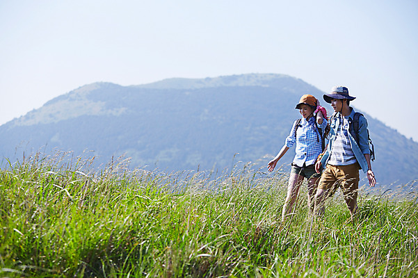 포토 JPG 주간 라이프스타일 커플 여자 남자 여유 커플라이프 가방 배낭 레저 한국 서기 미소 웃음 사람 동양인 손짓 초원 상반신 20대 성인 야외 두명 아웃포커스 레포츠 운동 제주도 등산 트래킹 한국인 즐거움 상쾌 청년만 성인만 국내포토 자연요소 잡화 감정 아시아 관계 모션 촬영기법 표정 건강 인종 청년 생활 파일형식