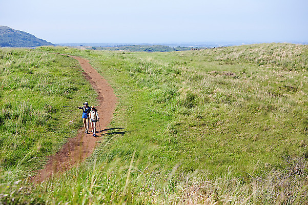 포토 JPG 주간 전신 라이프스타일 커플 응시 여자 남자 길 여유 커플라이프 가방 배낭 지팡이 레저 한국 아웃도어 서기 들기 사람 동양인 초원 20대 성인 야외 두명 앞모습 레포츠 운동 제주도 등산 트래킹 한국인 가리킴 풀 막대기 등산복 즐거움 상쾌 청년만 성인만 국내포토 자연요소 식물 시선 잡화 옷 감정 아시아 뷰포인트 관계 모션 건강 인종 손짓 청년 생활 파일형식