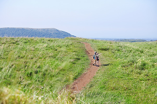 포토 JPG 주간 전신 라이프스타일 커플 여자 남자 길 여유 커플라이프 가방 배낭 레저 한국 아웃도어 서기 미소 웃음 사람 동양인 손짓 초원 20대 성인 야외 두명 옆모습 레포츠 운동 제주도 손잡기 등산 트래킹 한국인 가리킴 풀 등산복 즐거움 상쾌 청년만 성인만 국내포토 자연요소 식물 잡화 옷 감정 아시아 뷰포인트 관계 모션 표정 건강 인종 청년 생활 파일형식