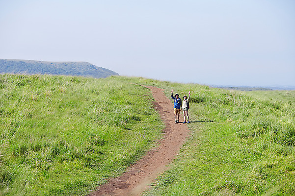 포토 JPG 주간 전신 라이프스타일 커플 여자 남자 길 여유 커플라이프 가방 배낭 레저 한국 아웃도어 서기 미소 웃음 사람 동양인 손짓 초원 20대 성인 야외 두명 앞모습 레포츠 운동 제주도 손들기 손잡기 등산 트래킹 한국인 풀 등산복 즐거움 상쾌 청년만 성인만 국내포토 자연요소 식물 잡화 옷 감정 아시아 뷰포인트 관계 모션 표정 건강 인종 청년 생활 파일형식