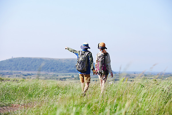 포토 JPG 주간 라이프스타일 커플 응시 여자 남자 여유 커플라이프 가방 배낭 레저 한국 아웃도어 서기 사람 동양인 손짓 초원 상반신 20대 성인 야외 두명 뒷모습 아웃포커스 레포츠 운동 제주도 손잡기 등산 트래킹 한국인 가리킴 등산복 즐거움 상쾌 청년만 성인만 국내포토 자연요소 시선 잡화 옷 감정 아시아 뷰포인트 관계 모션 촬영기법 건강 인종 청년 생활 파일형식