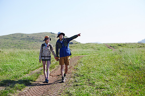 포토 JPG 주간 전신 라이프스타일 커플 응시 여자 남자 길 여유 커플라이프 가방 배낭 레저 한국 아웃도어 서기 미소 웃음 사람 동양인 손짓 잔디 20대 성인 야외 두명 앞모습 레포츠 운동 제주도 손잡기 등산 트래킹 한국인 가리킴 등산복 즐거움 상쾌 청년만 성인만 국내포토 자연요소 식물 시선 잡화 옷 감정 아시아 뷰포인트 관계 모션 표정 건강 인종 청년 생활 파일형식