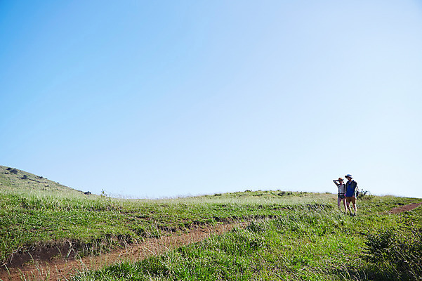 포토 JPG 주간 라이프스타일 커플 여자 남자 길 여유 커플라이프 가방 배낭 하늘 레저 한국 아웃도어 서기 미소 웃음 사람 동양인 손짓 잔디 상반신 20대 성인 야외 두명 레포츠 운동 제주도 손잡기 등산 트래킹 한국인 등산복 즐거움 상쾌 청년만 성인만 국내포토 자연요소 식물 잡화 옷 감정 아시아 관계 모션 표정 건강 인종 청년 생활 파일형식