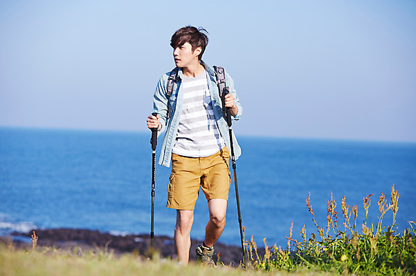 포토 JPG 주간 응시 남자 여유 바다 가방 배낭 지팡이 레저 한국 한명 서기 들기 사람 동양인 상반신 20대 성인 야외 앞모습 아웃포커스 레포츠 운동 제주도 등산 트래킹 한국인 막대기 즐거움 상쾌 남자만 남자한명만 성인남자만 청년만 청년남자만 청년남자한명만 성인한명만 성인남자한명만 성인만 국내포토 자연요소 1 시선 잡화 감정 아시아 뷰포인트 모션 촬영기법 건강 인종 청년 파일형식