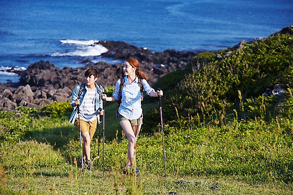 포토 JPG 주간 전신 라이프스타일 커플 응시 여자 남자 여유 바다 커플라이프 가방 배낭 지팡이 레저 한국 서기 들기 사람 동양인 20대 성인 야외 두명 아웃포커스 레포츠 운동 제주도 등산 트래킹 한국인 돌_바위 바위 막대기 즐거움 상쾌 청년만 성인만 국내포토 자연요소 시선 잡화 감정 아시아 관계 모션 촬영기법 건강 인종 청년 생활 파일형식