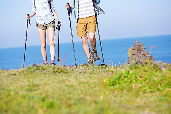 포토 JPG 주간 라이프스타일 커플 여자 남자 여유 바다 커플라이프 지팡이 레저 한국 서기 들기 사람 동양인 잔디 20대 성인 야외 두명 앞모습 아웃포커스 레포츠 운동 제주도 걷기 등산 트래킹 한국인 하반신 다리 막대기 즐거움 상쾌 청년만 성인만 국내포토 자연요소 식물 감정 아시아 뷰포인트 관계 모션 촬영기법 건강 인종 청년 생활 신체부위 파일형식
