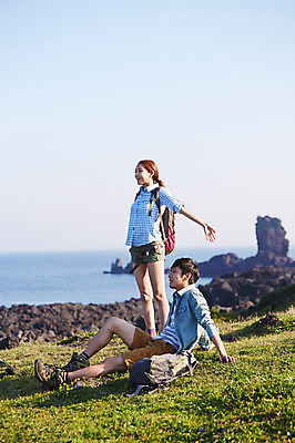 포토 JPG 주간 전신 라이프스타일 커플 응시 여자 남자 여유 바다 커플라이프 가방 배낭 하늘 팔벌리기 레저 휴식 한국 서기 미소 웃음 사람 앉기 동양인 잔디 20대 성인 야외 두명 옆모습 아웃포커스 레포츠 운동 제주도 등산 트래킹 한국인 돌_바위 바위 즐거움 상쾌 청년만 성인만 국내포토 자연요소 식물 시선 잡화 감정 아시아 뷰포인트 컨셉 관계 모션 촬영기법 표정 건강 인종 청년 생활 파일형식