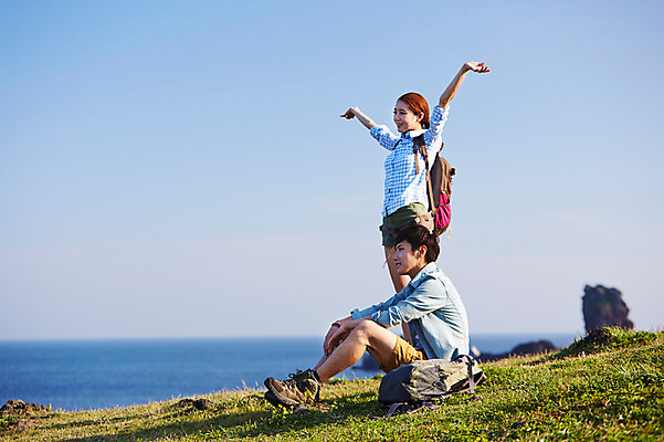 포토 JPG 주간 전신 라이프스타일 커플 응시 여자 남자 여유 바다 커플라이프 가방 배낭 하늘 레저 휴식 한국 서기 미소 웃음 사람 앉기 동양인 잔디 상반신 20대 성인 야외 두명 옆모습 아웃포커스 레포츠 운동 제주도 손들기 등산 트래킹 한국인 즐거움 상쾌 청년만 성인만 국내포토 자연요소 식물 시선 잡화 감정 아시아 뷰포인트 컨셉 관계 모션 촬영기법 표정 건강 인종 청년 생활 파일형식