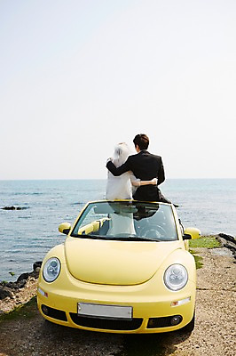 포토 JPG 주간 라이프스타일 부부 커플 드레스 여자 남자 여유 신부 바다 커플라이프 여행 웨딩드레스 신랑 결혼 신혼부부 안기 자동차 한국 면사포 사람 앉기 동양인 정장 턱시도 상반신 20대 성인 해변 야외 두명 뒷모습 제주도 한국인 오픈카 상쾌 청년만 성인만 국내포토 자연요소 옷 감정 아시아 육상교통 뷰포인트 관계 모션 승용차 인종 이벤트 청년 생활 신혼 결혼소품 파일형식