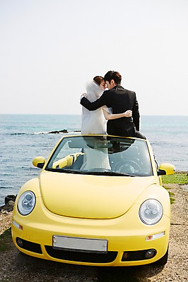 포토 JPG 주간 라이프스타일 부부 커플 드레스 여자 남자 여유 신부 바다 커플라이프 여행 웨딩드레스 신랑 결혼 신혼부부 안기 자동차 한국 면사포 사람 앉기 동양인 정장 턱시도 상반신 20대 성인 해변 야외 두명 뒷모습 제주도 마주보기 한국인 오픈카 상쾌 청년만 성인만 국내포토 자연요소 옷 감정 아시아 육상교통 뷰포인트 관계 모션 승용차 인종 이벤트 청년 생활 신혼 결혼소품 파일형식