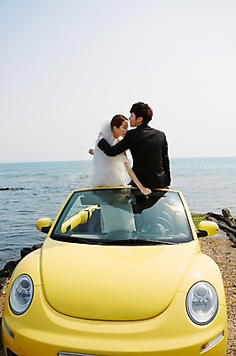 포토 JPG 주간 라이프스타일 부부 커플 드레스 여자 남자 여유 신부 바다 커플라이프 여행 웨딩드레스 신랑 결혼 신혼부부 안기 자동차 한국 면사포 사람 앉기 동양인 정장 턱시도 상반신 20대 성인 해변 야외 두명 뒷모습 제주도 눈감음 한국인 오픈카 상쾌 청년만 성인만 국내포토 자연요소 옷 감정 아시아 육상교통 뷰포인트 관계 모션 승용차 인종 이벤트 청년 생활 신혼 결혼소품 파일형식