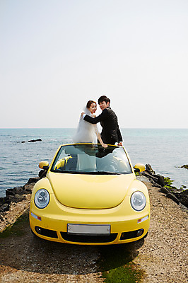 포토 JPG 주간 라이프스타일 부부 커플 드레스 여자 남자 여유 신부 바다 커플라이프 여행 웨딩드레스 신랑 결혼 신혼부부 안기 자동차 한국 면사포 미소 웃음 사람 앉기 동양인 정장 턱시도 상반신 20대 성인 해변 야외 두명 뒷모습 제주도 한국인 뒤돌아보기 오픈카 상쾌 청년만 성인만 국내포토 자연요소 옷 감정 아시아 육상교통 뷰포인트 관계 모션 승용차 표정 인종 이벤트 청년 생활 신혼 결혼소품 파일형식