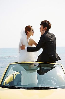 포토 JPG 주간 라이프스타일 부부 커플 드레스 여자 남자 여유 신부 바다 커플라이프 여행 웨딩드레스 신랑 결혼 신혼부부 안기 자동차 한국 면사포 미소 웃음 사람 앉기 동양인 정장 턱시도 상반신 20대 성인 해변 야외 두명 뒷모습 제주도 마주보기 한국인 오픈카 상쾌 청년만 성인만 국내포토 자연요소 옷 감정 아시아 육상교통 뷰포인트 관계 모션 승용차 표정 인종 이벤트 청년 생활 신혼 결혼소품 파일형식