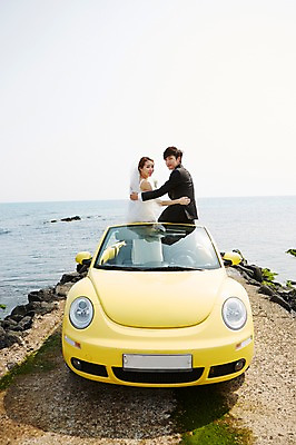 포토 JPG 주간 라이프스타일 부부 커플 드레스 여자 남자 여유 신부 바다 커플라이프 여행 웨딩드레스 신랑 결혼 신혼부부 안기 자동차 한국 면사포 미소 웃음 사람 앉기 동양인 정장 턱시도 상반신 20대 성인 해변 야외 두명 뒷모습 제주도 한국인 뒤돌아보기 오픈카 상쾌 청년만 성인만 국내포토 자연요소 옷 감정 아시아 육상교통 뷰포인트 관계 모션 승용차 표정 인종 이벤트 청년 생활 신혼 결혼소품 파일형식