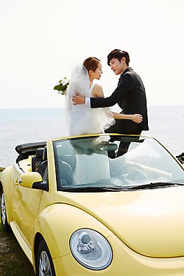 포토 JPG 주간 라이프스타일 부부 커플 드레스 여자 남자 꽃 여유 신부 바다 부케 커플라이프 여행 웨딩드레스 신랑 결혼 신혼부부 안기 자동차 한국 면사포 미소 웃음 들기 사람 앉기 동양인 정장 턱시도 상반신 20대 성인 해변 야외 두명 제주도 마주보기 한국인 오픈카 상쾌 청년만 성인만 국내포토 자연요소 식물 옷 감정 아시아 육상교통 꽃다발 관계 모션 승용차 표정 인종 이벤트 청년 생활 신혼 결혼소품 파일형식