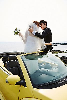 포토 JPG 주간 라이프스타일 부부 커플 드레스 여자 남자 꽃 여유 신부 바다 부케 커플라이프 여행 웨딩드레스 신랑 결혼 신혼부부 안기 자동차 한국 면사포 미소 웃음 들기 사람 앉기 동양인 정장 턱시도 상반신 20대 성인 해변 야외 두명 제주도 마주보기 한국인 오픈카 상쾌 청년만 성인만 국내포토 자연요소 식물 옷 감정 아시아 육상교통 꽃다발 관계 모션 승용차 표정 인종 이벤트 청년 생활 신혼 결혼소품 파일형식