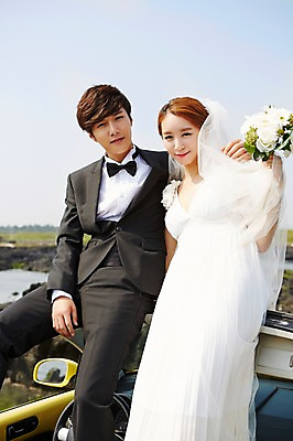 포토 JPG 주간 라이프스타일 부부 커플 드레스 여자 남자 꽃 여유 신부 부케 커플라이프 여행 웨딩드레스 신랑 결혼 신혼부부 안기 자동차 한국 면사포 미소 웃음 들기 사람 앉기 동양인 정장 턱시도 상반신 20대 성인 해변 야외 두명 앞모습 제주도 한국인 오픈카 상쾌 청년만 성인만 국내포토 자연요소 식물 옷 감정 아시아 육상교통 바다 뷰포인트 꽃다발 관계 모션 승용차 표정 인종 이벤트 청년 생활 신혼 결혼소품 파일형식