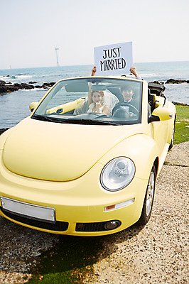 포토 JPG 주간 라이프스타일 부부 커플 드레스 여자 남자 여유 신부 바다 커플라이프 여행 웨딩드레스 신랑 결혼 신혼부부 자동차 한국 면사포 미소 웃음 들기 사람 앉기 동양인 정장 턱시도 상반신 20대 성인 해변 야외 두명 제주도 팻말 한국인 오픈카 상쾌 청년만 성인만 국내포토 자연요소 옷 감정 아시아 육상교통 관계 모션 승용차 프레임 표정 인종 이벤트 청년 생활 신혼 결혼소품 파일형식