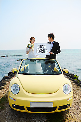 포토 JPG 주간 라이프스타일 부부 커플 드레스 여자 남자 꽃 여유 신부 바다 부케 커플라이프 여행 웨딩드레스 신랑 결혼 신혼부부 자동차 한국 면사포 서기 미소 웃음 들기 사람 동양인 정장 턱시도 상반신 20대 성인 해변 야외 두명 앞모습 제주도 마주보기 팻말 한국인 오픈카 상쾌 청년만 성인만 국내포토 자연요소 식물 옷 감정 아시아 육상교통 뷰포인트 꽃다발 관계 모션 승용차 프레임 표정 인종 이벤트 청년 생활 신혼 결혼소품 파일형식