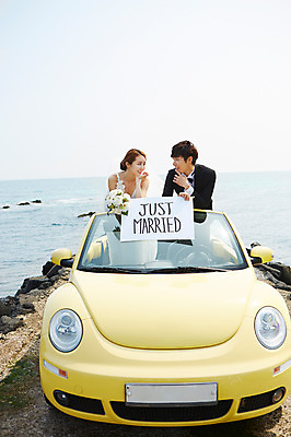 포토 JPG 주간 라이프스타일 부부 커플 드레스 여자 남자 꽃 여유 신부 바다 부케 커플라이프 여행 웨딩드레스 신랑 결혼 신혼부부 자동차 한국 면사포 미소 웃음 들기 사람 동양인 정장 턱시도 상반신 20대 성인 해변 야외 두명 앞모습 제주도 마주보기 턱괴기 팻말 한국인 오픈카 상쾌 청년만 성인만 국내포토 자연요소 식물 옷 감정 아시아 육상교통 뷰포인트 꽃다발 관계 모션 승용차 프레임 표정 인종 이벤트 청년 생활 신혼 결혼소품 파일형식