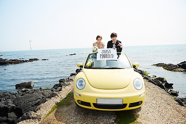 포토 JPG 주간 라이프스타일 부부 커플 드레스 여자 남자 꽃 여유 신부 바다 부케 커플라이프 여행 웨딩드레스 신랑 결혼 신혼부부 자동차 한국 면사포 미소 웃음 들기 사람 동양인 정장 턱시도 손짓 상반신 20대 성인 해변 야외 두명 앞모습 제주도 팻말 한국인 돌_바위 바위 가리킴 오픈카 상쾌 청년만 성인만 국내포토 자연요소 식물 옷 감정 아시아 육상교통 뷰포인트 꽃다발 관계 모션 승용차 프레임 표정 인종 이벤트 청년 생활 신혼 결혼소품 파일형식