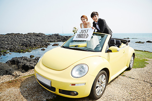 포토 JPG 주간 라이프스타일 부부 커플 드레스 여자 남자 꽃 여유 신부 바다 부케 커플라이프 여행 웨딩드레스 신랑 결혼 신혼부부 자동차 한국 면사포 미소 웃음 들기 사람 동양인 정장 턱시도 상반신 20대 성인 해변 야외 두명 제주도 팻말 한국인 돌_바위 바위 오픈카 상쾌 청년만 성인만 국내포토 자연요소 식물 옷 감정 아시아 육상교통 꽃다발 관계 모션 승용차 프레임 표정 인종 이벤트 청년 생활 신혼 결혼소품 파일형식