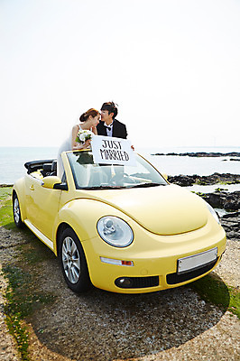 포토 JPG 주간 라이프스타일 부부 커플 드레스 여자 남자 꽃 여유 신부 바다 부케 커플라이프 여행 웨딩드레스 신랑 결혼 신혼부부 자동차 한국 면사포 미소 웃음 들기 사람 동양인 정장 턱시도 상반신 20대 성인 해변 야외 두명 제주도 눈감음 팻말 한국인 돌_바위 바위 오픈카 상쾌 청년만 성인만 국내포토 자연요소 식물 옷 감정 아시아 육상교통 꽃다발 관계 모션 승용차 프레임 표정 인종 이벤트 청년 생활 신혼 결혼소품 파일형식