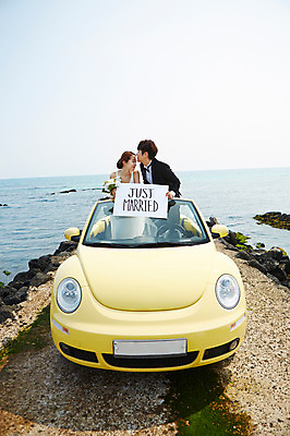 포토 JPG 주간 라이프스타일 부부 커플 드레스 여자 남자 꽃 여유 신부 바다 부케 커플라이프 여행 웨딩드레스 신랑 결혼 신혼부부 자동차 한국 면사포 미소 웃음 들기 사람 동양인 정장 턱시도 상반신 20대 성인 해변 야외 두명 앞모습 제주도 눈감음 팻말 한국인 돌_바위 바위 오픈카 상쾌 청년만 성인만 국내포토 자연요소 식물 옷 감정 아시아 육상교통 뷰포인트 꽃다발 관계 모션 승용차 프레임 표정 인종 이벤트 청년 생활 신혼 결혼소품 파일형식