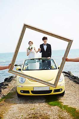 포토 JPG 주간 라이프스타일 부부 커플 드레스 여자 남자 꽃 여유 신부 바다 부케 커플라이프 여행 웨딩드레스 액자 신랑 결혼 신혼부부 자동차 프레임 한국 면사포 윙크 서기 미소 웃음 들기 사람 동양인 정장 턱시도 상반신 20대 성인 해변 야외 두명 앞모습 제주도 손잡기 한국인 오픈카 상쾌 사진틀 청년만 성인만 국내포토 자연요소 식물 옷 감정 아시아 육상교통 뷰포인트 꽃다발 관계 모션 승용차 표정 틀 인종 이벤트 청년 생활 신혼 결혼소품 파일형식