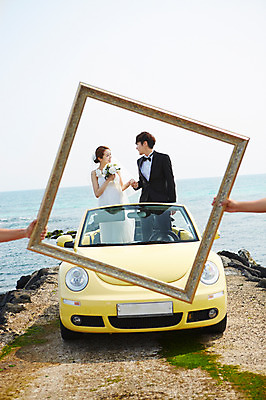 포토 JPG 주간 라이프스타일 부부 커플 드레스 여자 남자 꽃 여유 신부 바다 부케 커플라이프 여행 웨딩드레스 액자 신랑 결혼 신혼부부 자동차 프레임 한국 면사포 서기 미소 웃음 들기 사람 동양인 정장 턱시도 상반신 20대 성인 해변 야외 두명 제주도 마주보기 손잡기 한국인 오픈카 상쾌 사진틀 청년만 성인만 국내포토 자연요소 식물 옷 감정 아시아 육상교통 꽃다발 관계 모션 승용차 표정 틀 인종 이벤트 청년 생활 신혼 결혼소품 파일형식