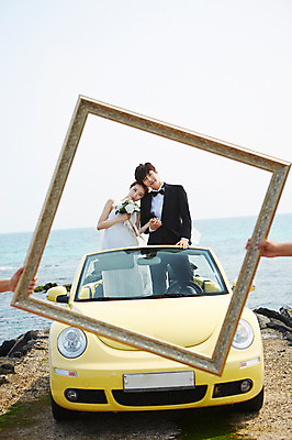 포토 JPG 주간 라이프스타일 부부 커플 드레스 여자 남자 꽃 여유 신부 바다 부케 커플라이프 여행 웨딩드레스 액자 신랑 결혼 신혼부부 자동차 프레임 한국 면사포 서기 미소 웃음 들기 사람 동양인 정장 턱시도 상반신 20대 성인 해변 야외 두명 앞모습 제주도 손잡기 기댐 한국인 오픈카 상쾌 사진틀 청년만 성인만 국내포토 자연요소 식물 옷 감정 아시아 육상교통 뷰포인트 꽃다발 관계 모션 승용차 표정 틀 인종 이벤트 청년 생활 신혼 결혼소품 파일형식