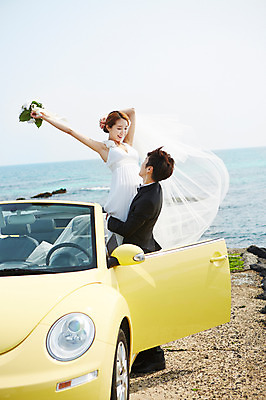 포토 JPG 주간 라이프스타일 부부 커플 드레스 여자 남자 꽃 여유 신부 바다 부케 커플라이프 여행 웨딩드레스 포즈 신랑 결혼 신혼부부 자동차 한국 면사포 서기 미소 웃음 들기 사람 동양인 정장 턱시도 상반신 20대 성인 해변 야외 두명 옆모습 제주도 한국인 오픈카 상쾌 청년만 성인만 국내포토 자연요소 식물 옷 감정 아시아 육상교통 뷰포인트 꽃다발 관계 모션 승용차 표정 인종 이벤트 청년 생활 신혼 결혼소품 파일형식