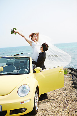 포토 JPG 주간 라이프스타일 부부 커플 드레스 여자 남자 꽃 여유 신부 바다 부케 커플라이프 여행 웨딩드레스 포즈 신랑 결혼 신혼부부 자동차 한국 면사포 서기 미소 웃음 들기 사람 동양인 정장 턱시도 상반신 20대 성인 해변 야외 두명 옆모습 제주도 한국인 오픈카 상쾌 청년만 성인만 국내포토 자연요소 식물 옷 감정 아시아 육상교통 뷰포인트 꽃다발 관계 모션 승용차 표정 인종 이벤트 청년 생활 신혼 결혼소품 파일형식