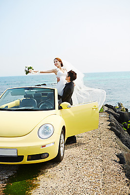 포토 JPG 주간 라이프스타일 부부 커플 드레스 여자 남자 꽃 여유 신부 바다 부케 커플라이프 여행 웨딩드레스 포즈 신랑 결혼 신혼부부 안기 자동차 한국 면사포 서기 미소 웃음 들기 사람 동양인 정장 턱시도 상반신 20대 성인 해변 야외 두명 옆모습 제주도 한국인 오픈카 상쾌 청년만 성인만 국내포토 자연요소 식물 옷 감정 아시아 육상교통 뷰포인트 꽃다발 관계 모션 승용차 표정 인종 이벤트 청년 생활 신혼 결혼소품 파일형식