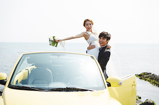포토 JPG 주간 라이프스타일 부부 커플 드레스 여자 남자 꽃 여유 신부 바다 부케 커플라이프 여행 웨딩드레스 신랑 결혼 신혼부부 안기 자동차 한국 면사포 서기 미소 웃음 들기 사람 동양인 정장 턱시도 상반신 20대 성인 해변 야외 두명 옆모습 제주도 한국인 오픈카 상쾌 청년만 성인만 국내포토 자연요소 식물 옷 감정 아시아 육상교통 뷰포인트 꽃다발 관계 모션 승용차 표정 인종 이벤트 청년 생활 신혼 결혼소품 파일형식