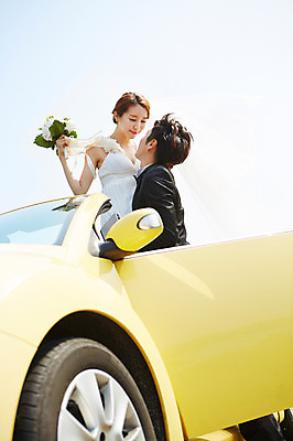 포토 JPG 주간 라이프스타일 부부 커플 드레스 여자 남자 꽃 여유 신부 부케 커플라이프 여행 웨딩드레스 신랑 결혼 신혼부부 자동차 한국 면사포 서기 미소 웃음 들기 사람 동양인 정장 턱시도 상반신 20대 성인 야외 두명 제주도 마주보기 한국인 오픈카 상쾌 청년만 성인만 국내포토 자연요소 식물 옷 감정 아시아 육상교통 꽃다발 관계 모션 승용차 표정 인종 이벤트 청년 생활 신혼 결혼소품 파일형식