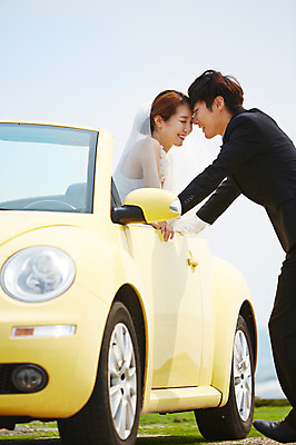 포토 JPG 주간 전신 라이프스타일 부부 커플 드레스 여자 남자 여유 신부 커플라이프 여행 웨딩드레스 신랑 결혼 신혼부부 자동차 한국 면사포 서기 미소 웃음 사람 동양인 정장 턱시도 상반신 20대 성인 야외 두명 옆모습 제주도 마주보기 한국인 오픈카 상쾌 청년만 성인만 국내포토 자연요소 옷 감정 아시아 육상교통 뷰포인트 관계 모션 승용차 표정 인종 이벤트 청년 생활 신혼 결혼소품 파일형식