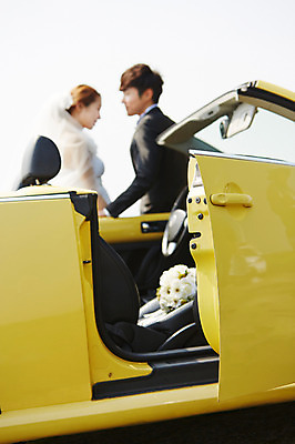 포토 JPG 주간 라이프스타일 부부 커플 드레스 여자 남자 꽃 여유 신부 부케 커플라이프 웨딩드레스 신랑 결혼 신혼부부 자동차 한국 면사포 사람 동양인 정장 턱시도 상반신 20대 성인 야외 두명 옆모습 아웃포커스 제주도 마주보기 한국인 오픈카 상쾌 청년만 성인만 국내포토 자연요소 식물 옷 감정 아시아 육상교통 뷰포인트 꽃다발 관계 모션 승용차 촬영기법 인종 이벤트 청년 생활 신혼 결혼소품 파일형식