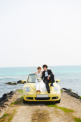 포토 JPG 주간 전신 라이프스타일 부부 커플 드레스 여자 남자 꽃 여유 신부 바다 부케 커플라이프 여행 웨딩드레스 신랑 결혼 신혼부부 자동차 한국 면사포 미소 웃음 들기 사람 앉기 동양인 정장 턱시도 20대 성인 해변 야외 두명 앞모습 제주도 한국인 돌_바위 바위 오픈카 상쾌 청년만 성인만 국내포토 자연요소 식물 옷 감정 아시아 육상교통 뷰포인트 꽃다발 관계 모션 승용차 표정 인종 이벤트 청년 생활 신혼 결혼소품 파일형식