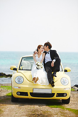 포토 JPG 주간 전신 라이프스타일 부부 커플 드레스 여자 남자 꽃 여유 신부 바다 부케 커플라이프 여행 웨딩드레스 신랑 결혼 신혼부부 자동차 한국 면사포 미소 웃음 들기 사람 앉기 동양인 정장 턱시도 20대 성인 해변 야외 두명 앞모습 제주도 눈감음 한국인 오픈카 상쾌 청년만 성인만 국내포토 자연요소 식물 옷 감정 아시아 육상교통 뷰포인트 꽃다발 관계 모션 승용차 표정 인종 이벤트 청년 생활 신혼 결혼소품 파일형식
