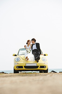 포토 JPG 주간 전신 라이프스타일 부부 커플 드레스 여자 남자 꽃 여유 신부 바다 부케 커플라이프 여행 웨딩드레스 신랑 결혼 신혼부부 안기 자동차 한국 면사포 미소 웃음 들기 사람 앉기 동양인 정장 턱시도 20대 성인 해변 야외 두명 앞모습 제주도 마주보기 한국인 오픈카 상쾌 청년만 성인만 국내포토 자연요소 식물 옷 감정 아시아 육상교통 뷰포인트 꽃다발 관계 모션 승용차 표정 인종 이벤트 청년 생활 신혼 결혼소품 파일형식