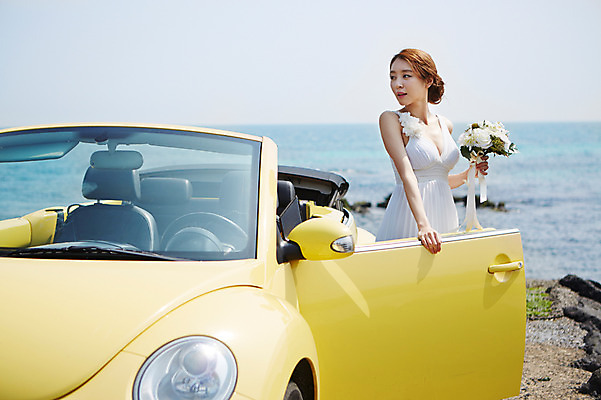 포토 JPG 주간 응시 드레스 여자 꽃 여유 신부 바다 부케 여행 웨딩드레스 결혼 자동차 한국 한명 서기 들기 사람 동양인 상반신 20대 성인 해변 야외 아웃포커스 제주도 한국인 오픈카 상쾌 여자만 여자한명만 성인여자만 청년만 청년여자만 성인한명만 청년여자한명만 성인여자한명만 성인만 국내포토 자연요소 식물 1 시선 옷 감정 아시아 육상교통 꽃다발 모션 승용차 촬영기법 인종 이벤트 청년 파일형식