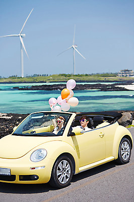 포토 JPG 주간 라이프스타일 부부 커플 드레스 여자 남자 도로 길 여유 신부 바다 커플라이프 여행 웨딩드레스 신랑 결혼 신혼부부 자동차 한국 미소 웃음 사람 앉기 동양인 이벤트 상반신 20대 성인 해변 야외 두명 선글라스 제주도 한국인 오픈카 상쾌 해안도로 풍선 청년만 성인만 국내포토 자연요소 옷 감정 아시아 안경 육상교통 관계 교통시설 모션 승용차 표정 인종 청년 생활 신혼 파일형식